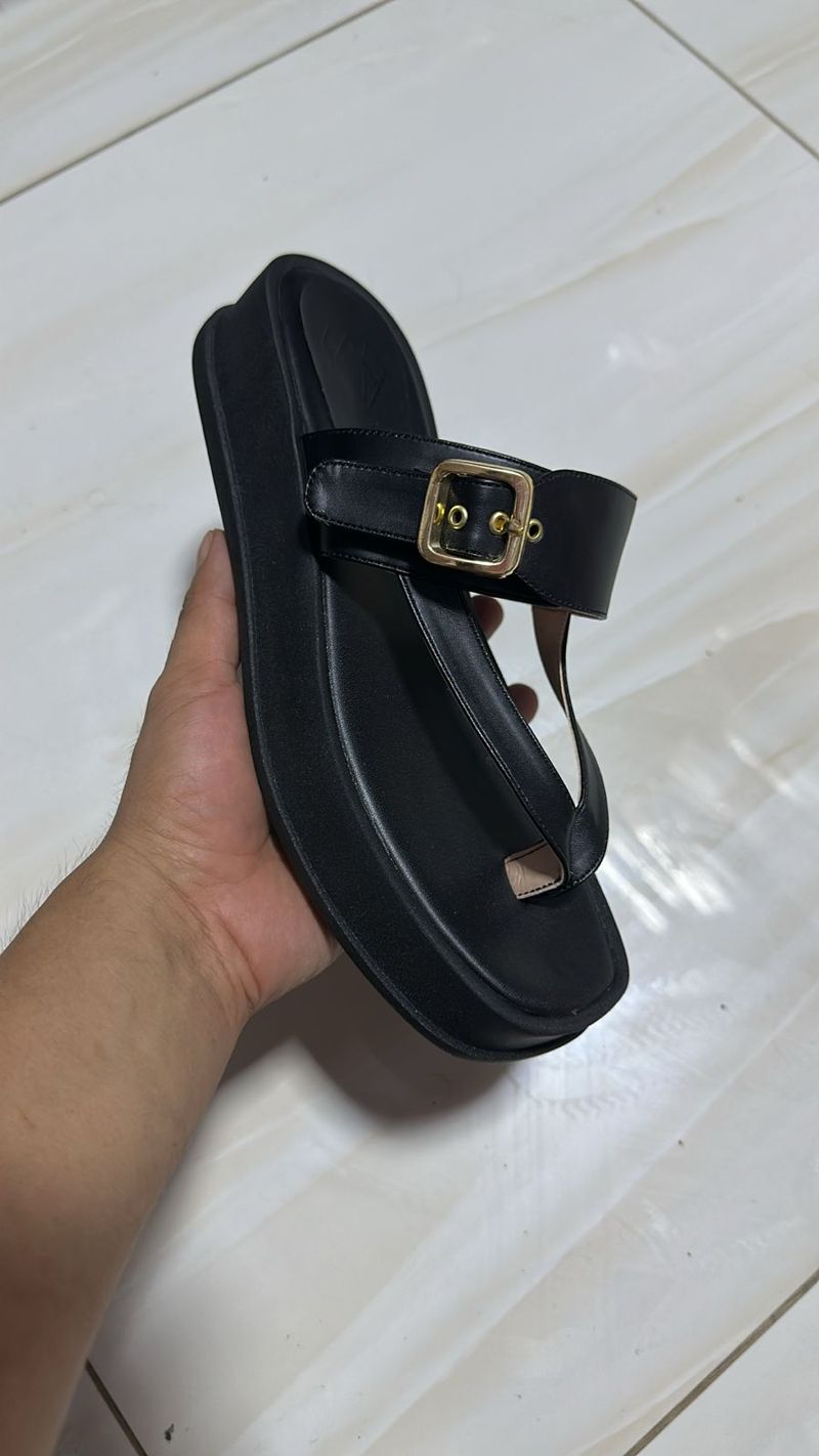 Sandalia Tipo Flip Flop de Plataforma para Mujer con Hebilla Dorada