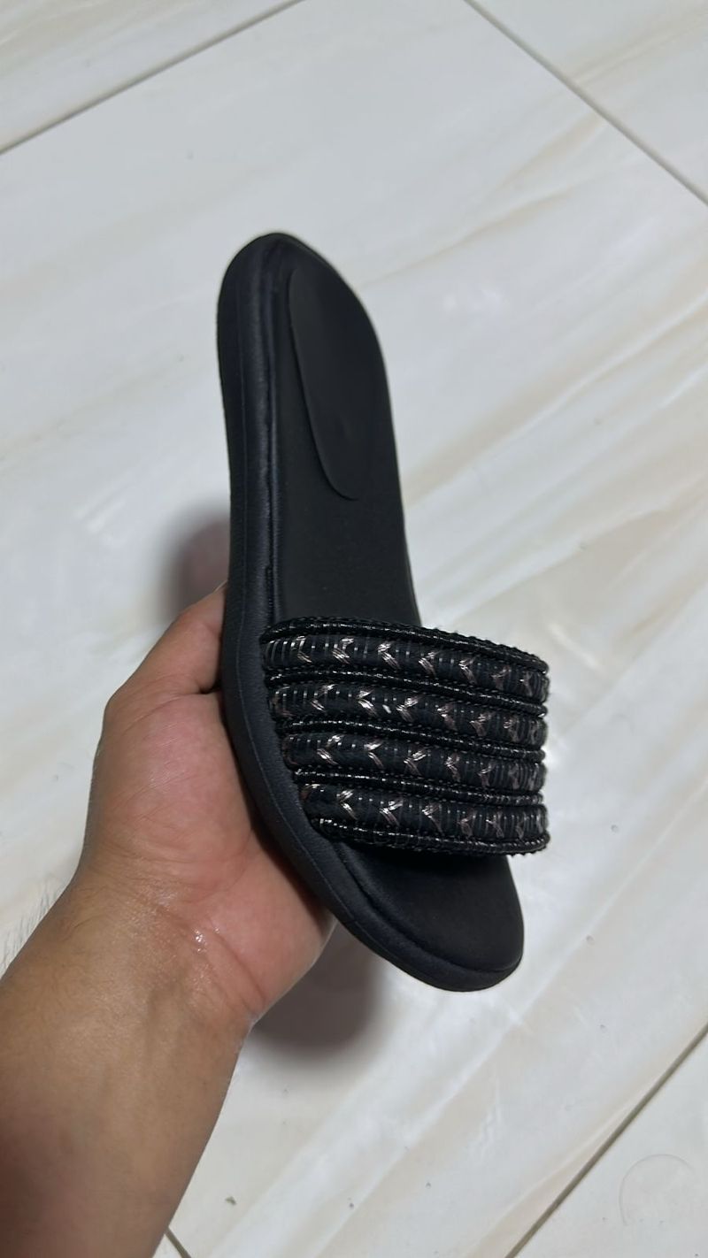 Sandalia Slide Trenzada para Mujer en Negro con Detalles Brillantes
