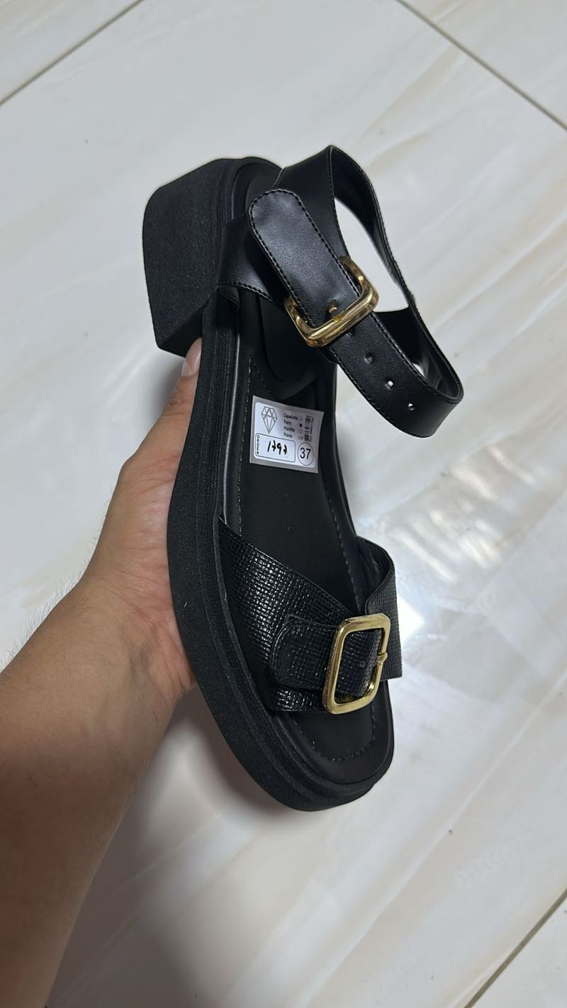 Sandalia Black Hebilla Dorada