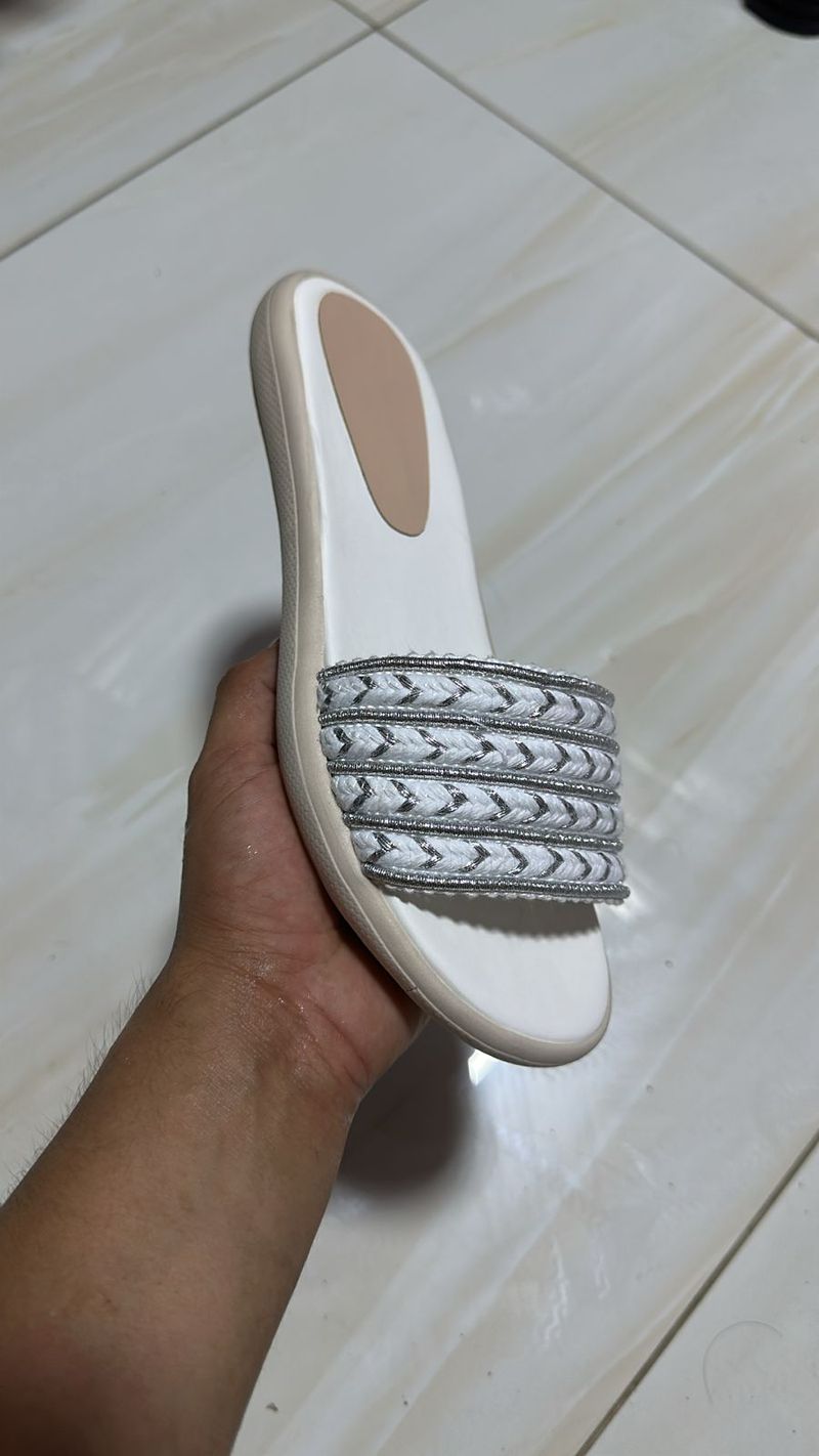 Sandalia Slide Trenzada para Mujer en Blanco con Detalles Plateados