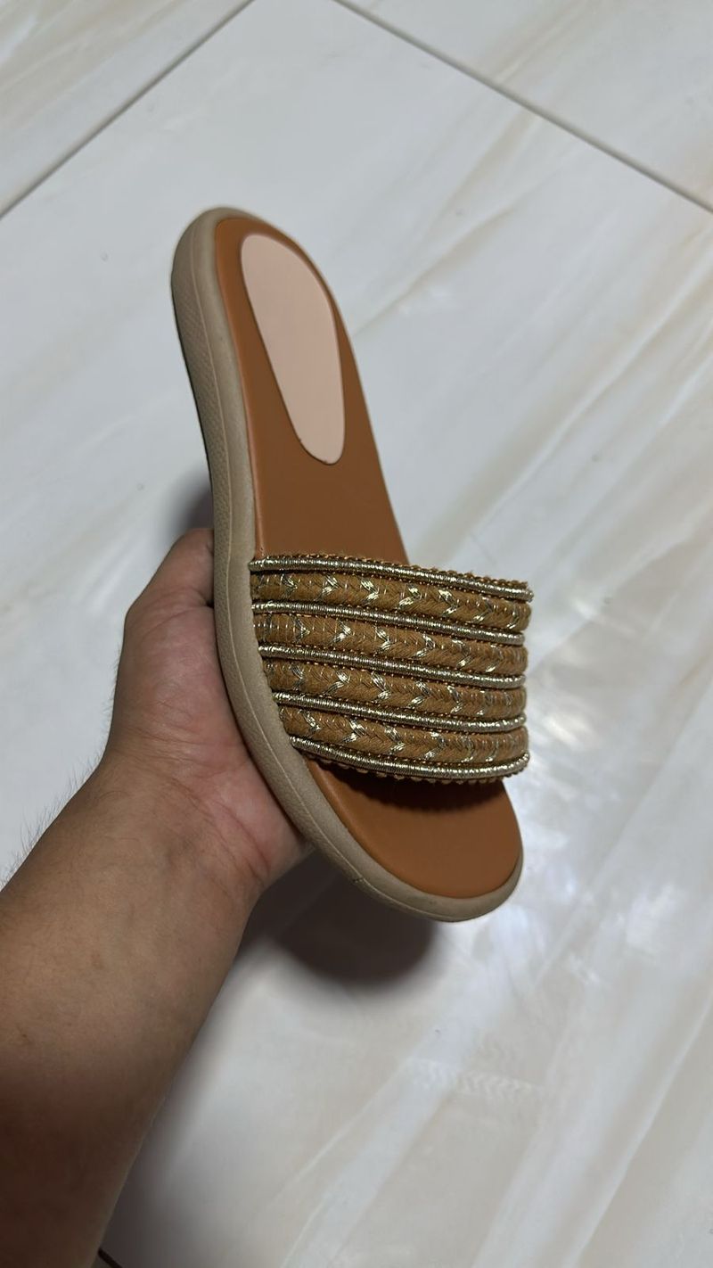 Sandalia Slide Mujer Camel con Banda Trenzada y Detalles Dorados